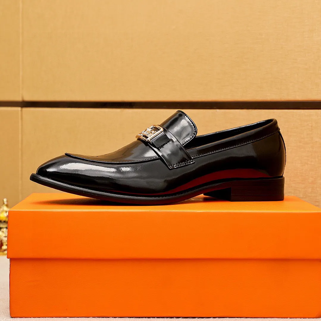 Men's shoes 💰460 💐 Product trademark: HERMES "Hermès" casual leather shoes Regular size: 39-44 (38.45.46🉑️customized) Product materials: Selected imported first-layer open-edge beaded calfskin upper + classic hardware buckle, imported water-dyed 🐂 cowhide lining. Strong three-dimensional visual effect, combined outsole Color: 1⃣️color optional